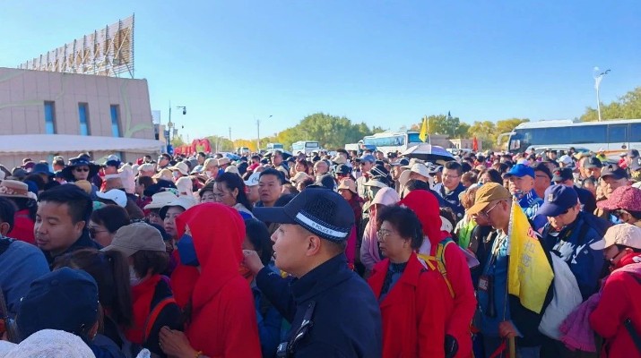 額濟(jì)納胡楊林景區(qū)今年為何這樣“紅”？